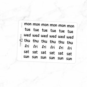 Puede incluir: Una hoja de pegatinas para planificador con los días de la semana escritos seis veces cada uno en texto negro. Las pegatinas están sobre un fondo blanco.