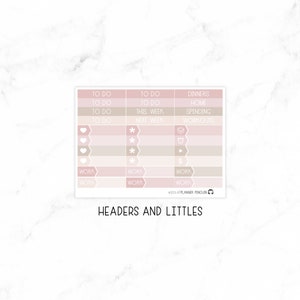 Puede incluir: Un conjunto de pegatinas de planificador imprimibles con fondos rosa y beige. Las pegatinas incluyen encabezados como "To Do", "Esta semana", "La pr&oacute;xima semana", "Cenas", "Gastos en el hogar" y "Entrenamientos". Tambi&eacute;n hay pegatinas m&aacute;s peque&ntilde;as con iconos como corazones, estrellas y signos de d&oacute;lar.