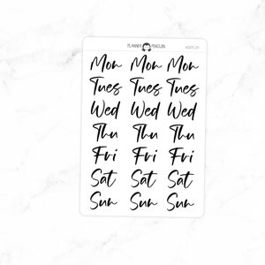 Può includere: Un foglio di adesivi per planner con i giorni della settimana scritti in un font a mano. I giorni della settimana sono: Lun, Mar, Mer, Gio, Ven, Sab, Dom.