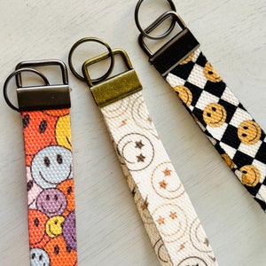 Llavero con cordón para la muñeca / Llavero con cara sonriente / Llavero con estilo moderno / Correa para llavero con sonrisa retro / Lindo llavero de otoño / Regalo de viaje moderno