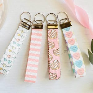 Llavero de pulsera para el día de San Valentín / Pulsera para San Valentín / Pulsera para llaves / Correa para llaves rosa / Llavero para San Valentín / Regalo de viaje bohemio de moda