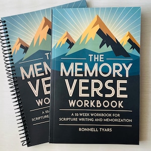 Può includere: Due quaderni rilegati a spirale intitolati "The Memory Verse Workbook". Le copertine presentano un disegno di catena montuosa nelle tonalità del blu, dell'oro e del verde su uno sfondo di cielo azzurro. Il testo include "The Memory Verse Workbook" e "A 52-Week Workbook for Scripture Writing and Memorization."