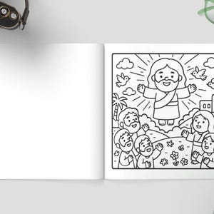 K&ouml;nnte beinhalten: Ein Malbuch, das auf einer Seite mit einer Schwarz-Wei&szlig;-Illustration einer religi&ouml;sen Szene ge&ouml;ffnet ist. Das Bild zeigt eine Figur mit ausgestreckten Armen, umgeben von Menschen, V&ouml;geln und einem Geb&auml;ude. Die gegen&uuml;berliegende Seite ist leer.