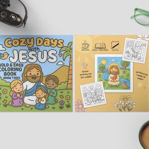 K&ouml;nnte beinhalten: Zwei Malb&uuml;cher mit dem Titel "Cozy Days with Jesus" werden gezeigt. Das erste Buch hat einen blauen Einband mit Illustrationen von Jesus und Kindern. Das zweite Buch hat einen gelben Einband mit Ausmalbildern.