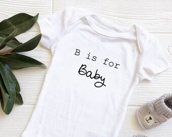 B ist für Baby Onesie®, Baby Shower Geschenk, gender neutral, Baby Ankündigung, Schwangerschaft Ankündigung, Neues Baby Geschenk, Coming Home Outfit