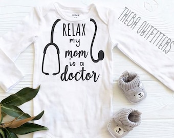 Dokter ONESIE® Relax mijn moeder is een arts, cadeau voor dokter Dr., Baby Meisje Jongen Onesie, Baby Shower Gift, Aangepaste Baby Onesie, Doctor Gift