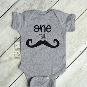 Un año Baby ONESIE®, Camisa de primer cumpleaños, Mustache Baby Bodysuit, Regalo de bebé, Ropa de bebé, Traje de bebé, Funny Baby Onesie