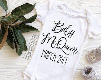 Anuncio de bebé personalizado ONESIE®, Baby Reveal, Bodysuit de fecha de parto, Anuncio de embarazo ONESIE®, Apellido Onesie, Regalo de baby shower,
