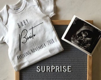Anuncio personalizado de bebé personalizado ONESIE®, Anuncio de embarazo Onesie, Regalo de baby shower, Nuevo bebé, Unisex Onesie