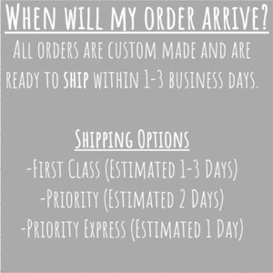 以下が含まれることがあります： グレーの背景に「WHEN WILL MY ORDER ARRIVE?」「ALL ORDERS ARE CUSTOM MADE AND ARE READY TO SHIP WITHIN 1-3 BUSINESS DAYS.」「SHIPPING OPTIONS」「-FIRST CLASS (ESTIMATED 1-3 DAYS)」「-PRIORITY (ESTIMATED 2 DAYS)」「-PRIORITY EXPRESS (ESTIMATED 1 DAY)」というテキストが表示されています。