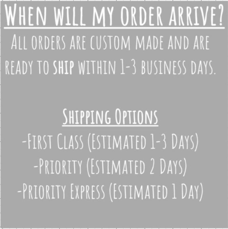 以下が含まれることがあります： グレーの背景に「WHEN WILL MY ORDER ARRIVE?」「ALL ORDERS ARE CUSTOM MADE AND ARE READY TO SHIP WITHIN 1-3 BUSINESS DAYS.」「SHIPPING OPTIONS」「-FIRST CLASS (ESTIMATED 1-3 DAYS)」「-PRIORITY (ESTIMATED 2 DAYS)」「-PRIORITY EXPRESS (ESTIMATED 1 DAY)」というテキストが表示されています。