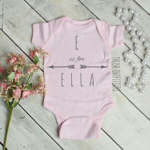 Baby Name Name ONESIEArrow®Name, Baby Mädchen Kleidung, Take Home Outfit, Baby Shower Geschenk, Personalisiert, Personalisiert Onesie, Pink