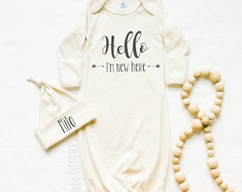 Newborn Coming Home Outfit, Hello I&#39;m new here Unisex Baby Gown Set with Name, Baby Swaddle Gown with Name, Knot Hat, Personalized Outfit
