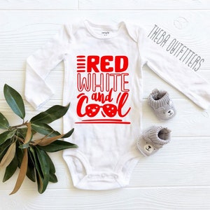 4th of July ONESIE® 7月4日シャツ、赤白クールワンジー、7月4日ベビー、7月4日ファーストワンジー、ベビーボディスーツ