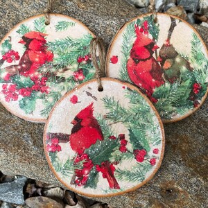 Weihnachtskardinäle Decoupage Holz Ornamente