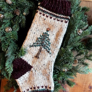 Handstickad julstrumpa: Grovt hemspunnet julgransdesign