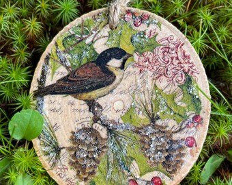 Adorno de rodajas de madera con diseño de carbonero decoupage