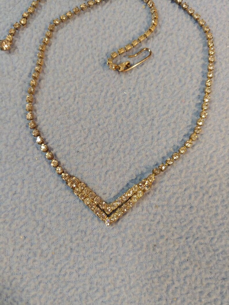 Silvertone 16 Simple /& Elegant Vintage Rhinestone Necklace