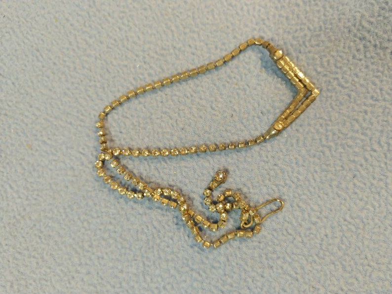 Silvertone 16 Simple /& Elegant Vintage Rhinestone Necklace