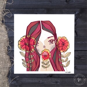 Puede incluir: Una ilustración digital de una mujer con el pelo largo y rojo. Su rostro está parcialmente oculto por grandes flores amarillas y rojas. Las flores tienen un efecto acuarela y están delineadas en negro. El fondo es blanco.