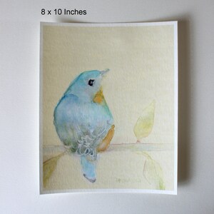 K&ouml;nnte beinhalten: Aquarellmalerei eines blauen Vogels, der auf einem Ast mit einem gelben Blatt sitzt. Der Vogel schaut nach rechts und hat eine gelbe Brust. Der Hintergrund ist hellgelb.