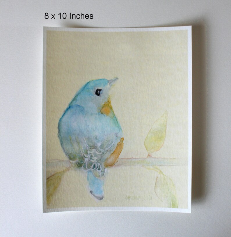 K&ouml;nnte beinhalten: Aquarellmalerei eines blauen Vogels, der auf einem Ast mit einem gelben Blatt sitzt. Der Vogel schaut nach rechts und hat eine gelbe Brust. Der Hintergrund ist hellgelb.
