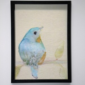 K&ouml;nnte beinhalten: Ein Aquarellbild eines blauen Vogels, der auf einem Zweig mit gr&uuml;nen Bl&auml;ttern sitzt. Das Bild ist in einem schwarzen Rahmen gerahmt und misst 12,7 x 17,8 cm.