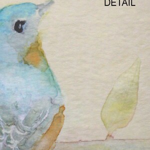 K&ouml;nnte beinhalten: Ein Aquarellbild eines blauen Vogels, der auf einem Ast sitzt. Der Vogel blickt nach rechts und hat einen hellblauen K&ouml;rper mit einem Hauch von Orange auf der Brust. Der Hintergrund ist hellbeige mit einem einzelnen gr&uuml;nen Blatt im Hintergrund.