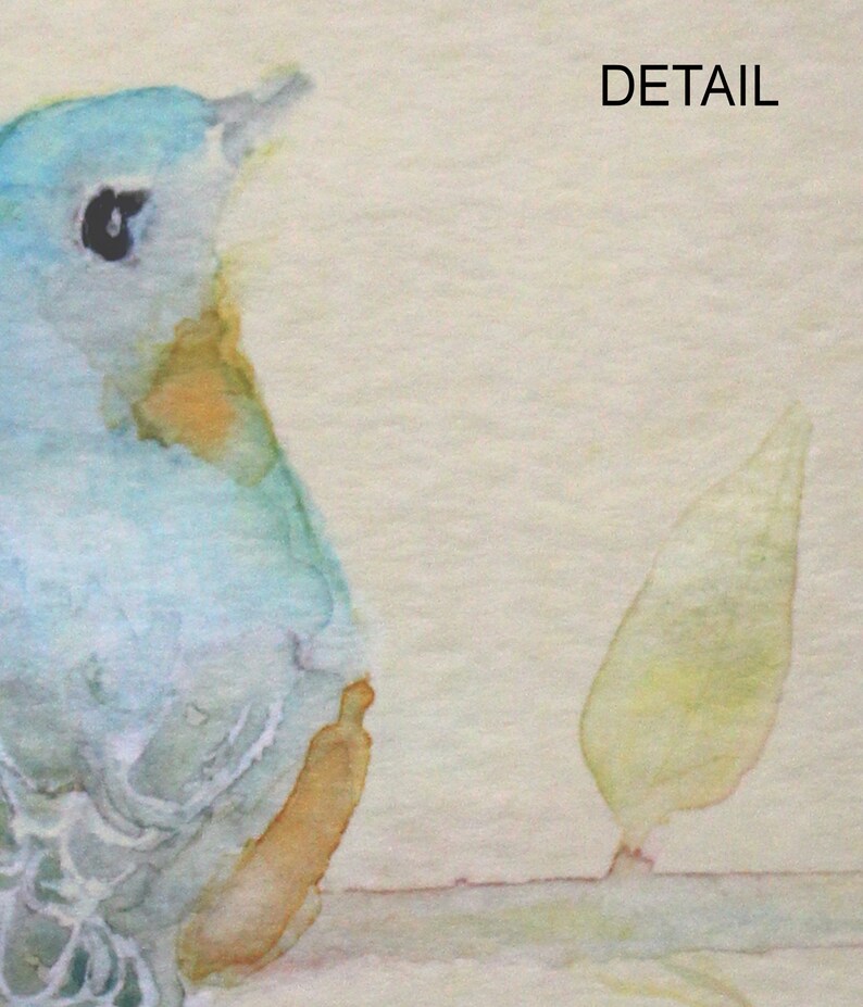 K&ouml;nnte beinhalten: Ein Aquarellbild eines blauen Vogels, der auf einem Ast sitzt. Der Vogel blickt nach rechts und hat einen hellblauen K&ouml;rper mit einem Hauch von Orange auf der Brust. Der Hintergrund ist hellbeige mit einem einzelnen gr&uuml;nen Blatt im Hintergrund.