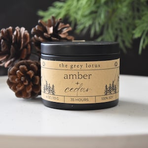Vela de soja de 4 oz con aroma a ámbar y cedro, velas de soja en lata, regalo portátil de madera de cedro, aroma masculino, aroma amaderado, fragancia de ciruela, jazmín y ámbar