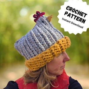 Könnte beinhalten: Ein Häkelmuster für eine graue und gelbe Hühnermütze mit rotem Kamm. Das Muster ist zum sofortigen Download verfügbar.
