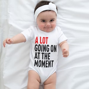 Babycadeau, er gebeurt veel op dit moment New Eras rompertje voor baby&#39;s, romper popcultuur, T-shirt peuter, concert kinderkleding
