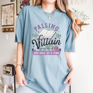Maglietta unisex vintage "Innamorarsi del cattivo una pagina alla volta", merchandising di Spicy Books, regalo per lettori di romanzi dark, regalo Booktok, topo di biblioteca