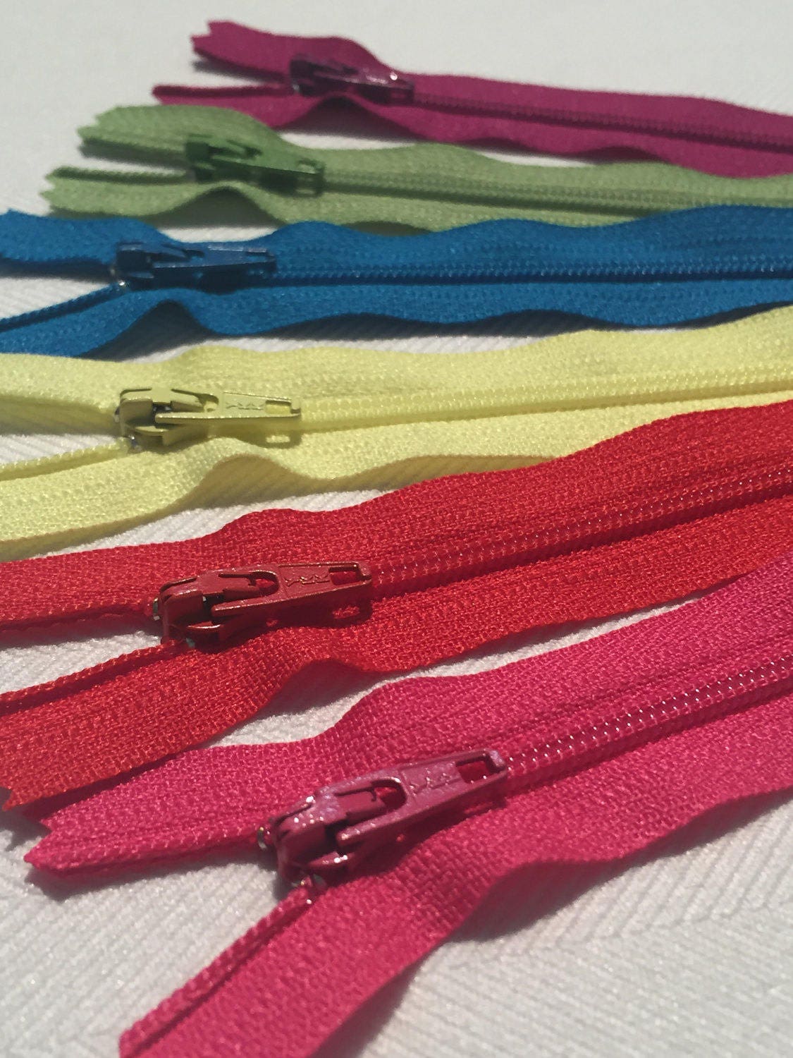 100 Nylon Zippers 22 Inches Coil #3 Closed Bottom Assorted Colors 100 zippers