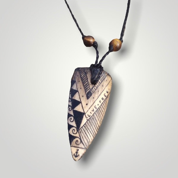 Collar de madera flotante "Vive libre" hecho a mano con cuentas de piedras preciosas para hombre - Arte surfero - Collar artesanal - Estilo surfero - Accesorio de playa - Tribal