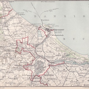 Può includere: Una mappa vintage di Danzica, Germania, che mostra la disposizione della città e le aree circostanti. La mappa è stampata in bianco e nero con linee rosse che evidenziano i confini della città e le strade principali. La mappa include i nomi di diverse città, fiumi e altre caratteristiche geografiche.