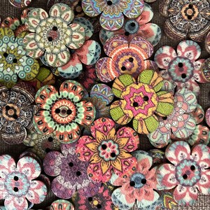 Assortiment 10 boutons fleurs en bois imprimés 25 x 24 mm 2 trous image 2