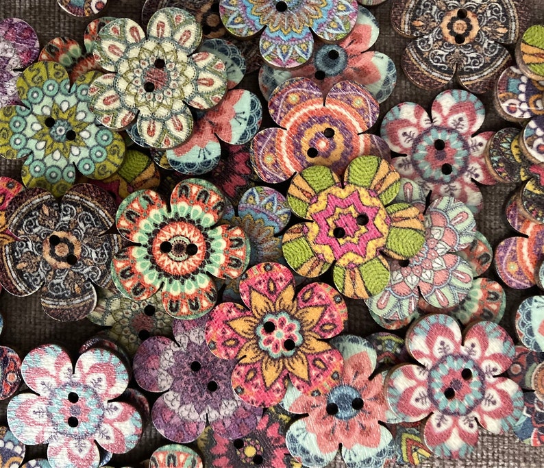 Assortiment 10 boutons fleurs en bois imprimés 25 x 24 mm 2 trous image 2