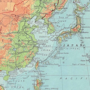Könnte beinhalten: Eine detaillierte Vintage-Karte von Asien, die Länder wie Japan, China und Indonesien zeigt. Die Karte verwendet ein Farbsystem, um die Höhe anzuzeigen, mit Braun- und Grüntönen. Der Pazifik und der Indische Ozean sind blau dargestellt.
