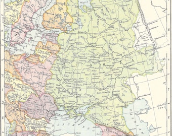 Op de afbeelding: Een vintage kaart van Rusland en zijn buurlanden. De kaart toont de grenzen van de landen in verschillende kleuren. De kaart is gelabeld met de namen van de landen en steden. De kaart heeft de titel "Rusland & Grensstaten".