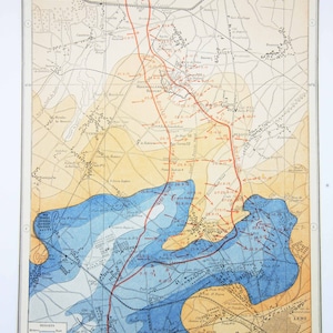 Peut inclure: Une carte vintage du front occidental pendant la Première Guerre mondiale, montrant les champs de bataille de Loos et du réduit de Hohenzollern. La carte est codée par couleur pour indiquer les différentes altitudes, le bleu représentant les altitudes les plus basses et le jaune les plus hautes. Les lignes rouges montrent les lignes de défense allemandes, et les flèches rouges montrent la direction de l'avancée britannique.