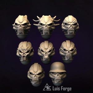Puede incluir: Una colección de ocho cabezas de calavera con casco en miniatura de color gris claro con varios diseños, incluyendo variantes con púas y lisas. Cada pieza presenta una cara esquelética detallada y una articulación de cuello. El texto Luis Forge está impreso abajo.