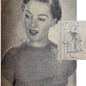 Op de afbeelding: Een close-up van een vrouw die een grijze gebreide trui draagt met een ronde hals en korte mouwen. De trui heeft een delicaat patroon. De afbeelding is afkomstig uit een vintage breipatroon.