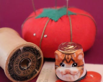 Dedal de gatito, diseño original de porcelana de Allyson Nagel