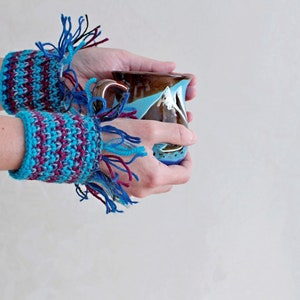 Manchettes laine bleu au crochet Accessoires hiver au tricot Cadeau petite amie Mitaines laine recyclée image 9