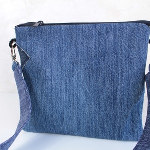 Sac pochette laniere Pochette jeans bleu Petite pochette a documents de voyage Cadeau pour femme Cadeau fille ete image 4