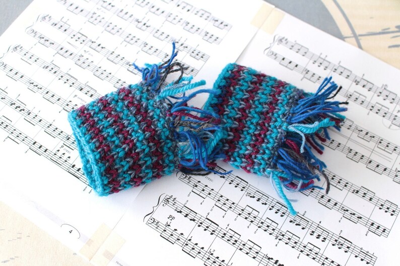 Manchettes laine bleu au crochet Accessoires hiver au tricot Cadeau petite amie Mitaines laine recyclée image 8
