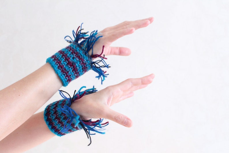 Manchettes laine bleu au crochet Accessoires hiver au tricot Cadeau petite amie Mitaines laine recyclée image 10