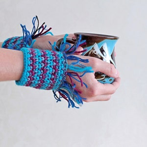 Manchettes laine bleu au crochet Accessoires hiver au tricot Cadeau petite amie Mitaines laine recyclée image 2