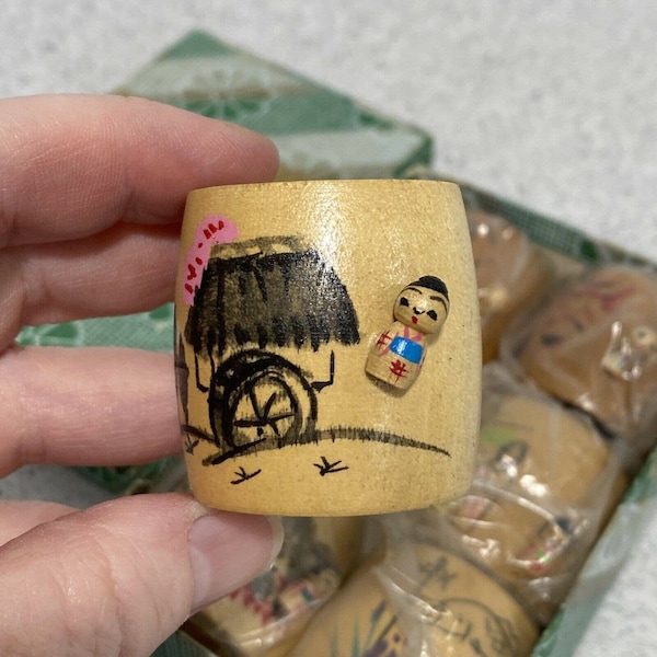 Ensemble d'anneaux de serviettes en bois, boîte de 6 porte-serviettes en bois sculpté de figures japonaises Kokeshi vintage du milieu du siècle, cadeau de pendaison de crémaillère